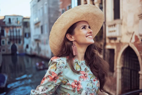 Uśmiechnięta Elegancka Samotna Kobieta Kwiatowej Sukience Kapeluszem Wycieczce Wenecji Włochy — Zdjęcie stockowe