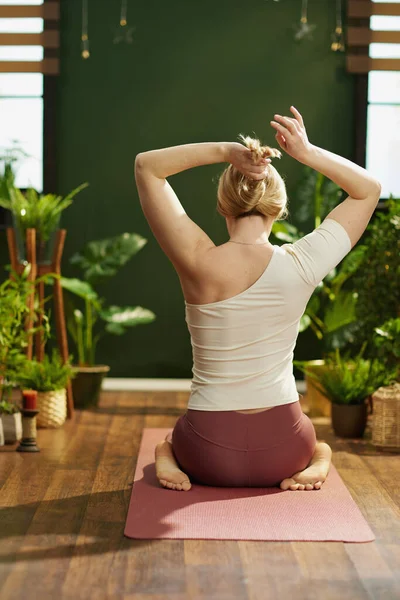 Seen Middle Aged Woman Green House Doing Yoga — 图库照片