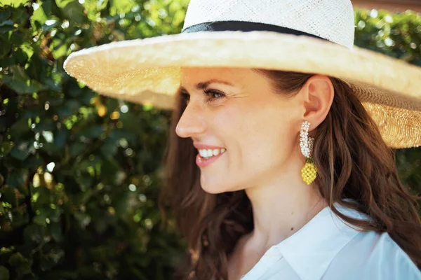Elegante Sorridente Anni Casalinga Camicia Bianca Con Cappello All Aperto — Foto Stock