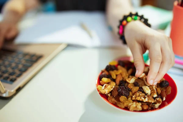 Closeup Pupil Laptop Eating Healthy Snack Home Sunny Day — Photo