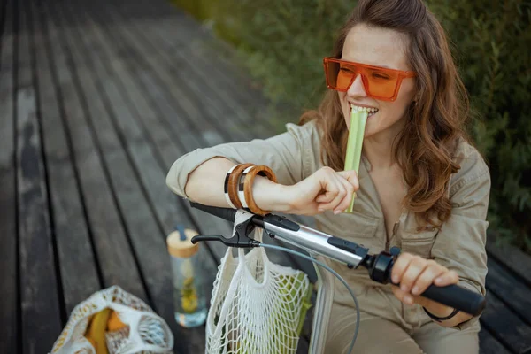 Sorrindo Feminino Moderno Óculos Sol Geral Com Saco Cordas Scooter — Fotografia de Stock
