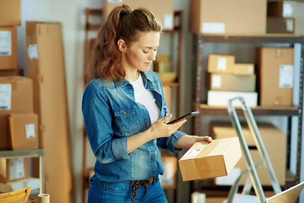Delivery Business Happy Modern Woman Jeans Parcels Using Smartphone Applications — Stok fotoğraf
