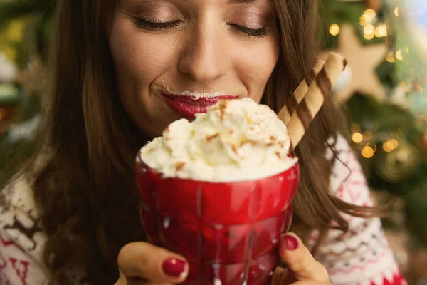 Kersttijd Sluiten Glimlachen Moderne Middelbare Leeftijd Huisvrouw Met Feestelijke Warme — Stockfoto