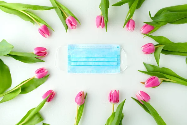 Spring Flat Lay Tulips Medical Mask Table — 图库照片