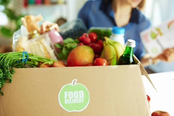 Dostawa Żywności Zbliżenie Kobietę Pudełka Żywności Listy Przepisów Kuchni — Zdjęcie stockowe