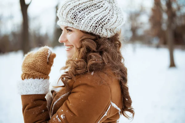 Glücklich Stylisches Weibchen Mit Fäustlingen Strickmütze Und Schaffellmantel Winter Draußen — Stockfoto