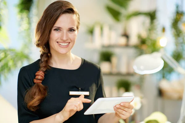 Portrait Happy Female Worker Tablet Modern Beauty Salon — Stock Photo, Image