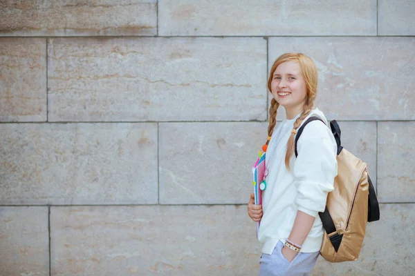 Happy Trendy Pupil White Sweatshirt Workbook Backpack Wall Outdoors City — Stockfoto