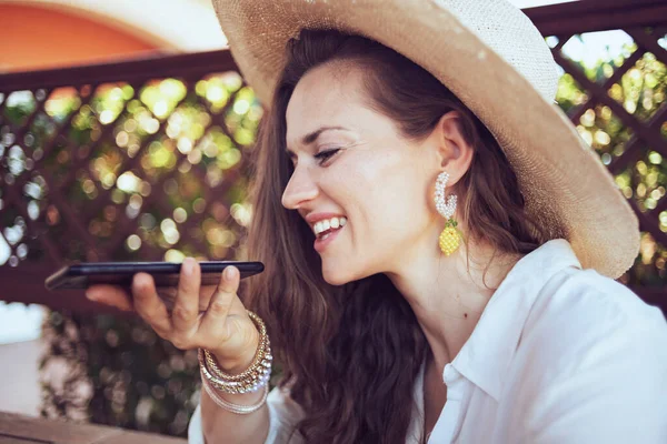 Smiling Elegant Years Old Housewife White Shirt Hat Talking Smartphone — Stock fotografie