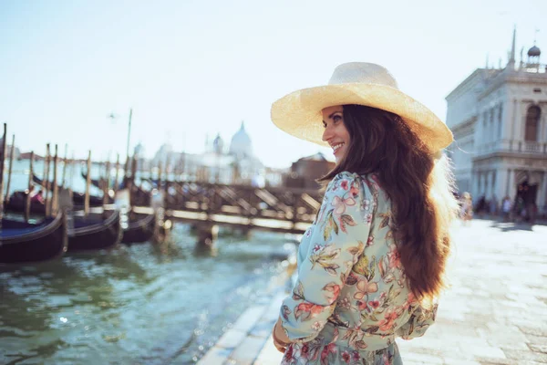 Счастливая Элегантная Женщина Цветочном Платье Шляпой Наслаждаясь Набережной Набережной Венеции — стоковое фото