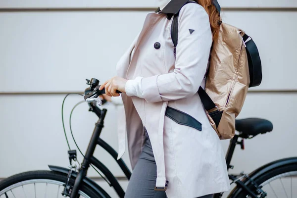 Fechar Mulher Casaco Bege Com Bicicleta Mochila Frente Uma Parede — Fotografia de Stock