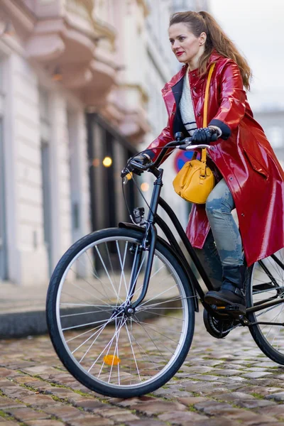 Mulher Elegante Capa Chuva Vermelha Livre Cidade Rua Andar Bicicleta — Fotografia de Stock