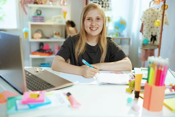 Smiling Modern Girl Grey Shirt Laptop Workbook Having Online Education — ストック写真