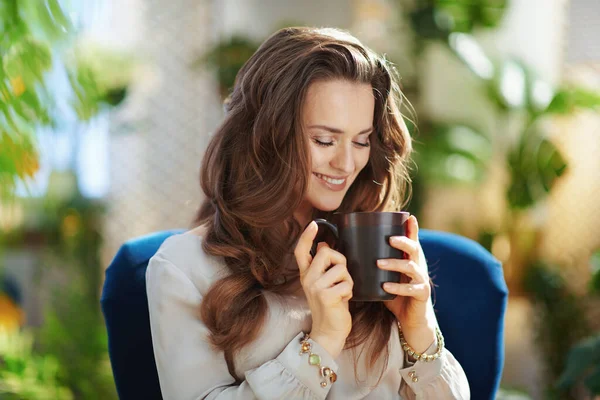 Green Home Happy Trendy Female Long Wavy Hair Cup Tea — Stockfoto