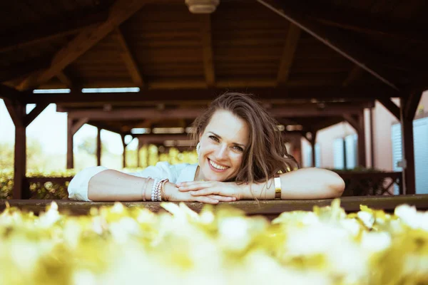 Retrato Una Elegante Sonriente Mujer Años Con Camisa Blanca Granja —  Fotos de Stock