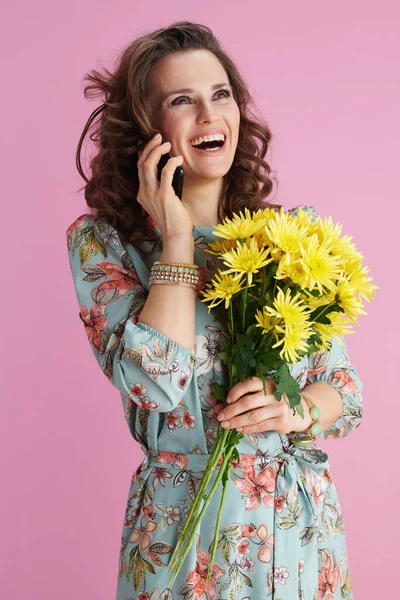 Щаслива Елегантна Жінка Довгим Хвилястим Брюнетка Волоссям Жовтими Хризантемами Квіти — стокове фото