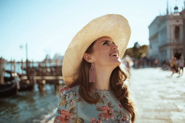 Sorridente Donna Viaggiatore Moderno Mezza Età Abito Floreale Con Cappello — Foto Stock