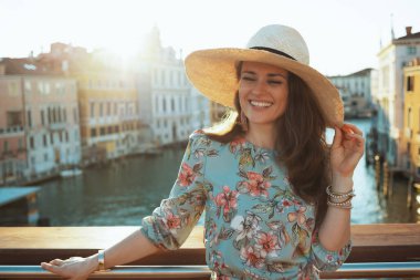Venedik, İtalya 'da Accademia köprüsünde çiçekli elbiseli mutlu genç turist kadın..