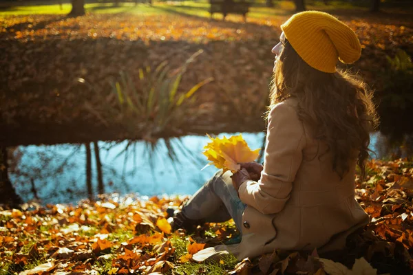 Привет Октябрь Сзади Модная Летняя Женщина Коричневом Пальто Жёлтой Шляпе — стоковое фото
