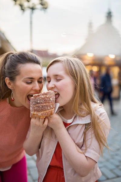 Mãe Moderna Feliz Filha Feira Cidade Comendo Trdelnik — Fotografia de Stock