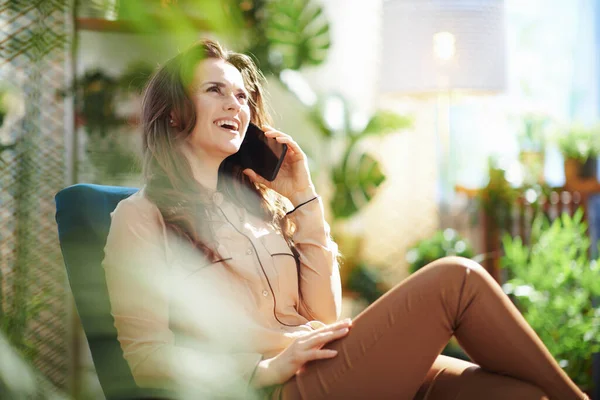 Green Home Feliz Mujer Moderna Mediana Edad Con Pelo Ondulado — Foto de Stock