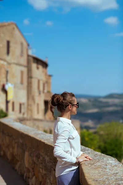 Travel Italy Seen Elegant Solo Tourist Woman Pienza Tuscany Italy — Stockfoto