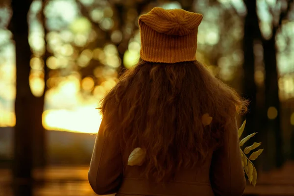 Hola Septiembre Visto Desde Atrás Mujer Con Abrigo Marrón Sombrero — Foto de Stock