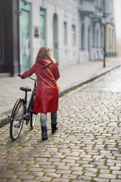 Visto Por Trás Feminino Casaco Chuva Vermelho Com Bicicleta Andando — Fotografia de Stock