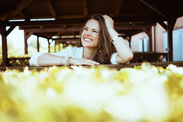 Lächelnde Elegante Frau Weißen Hemd Auf Der Ranch — Stockfoto