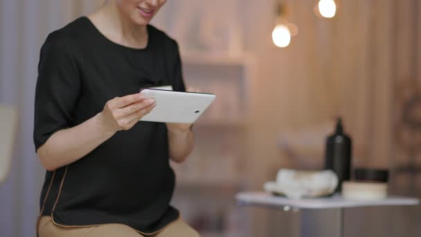 Closeup Female Employee Modern Beauty Salon Using Tablet — Wideo stockowe