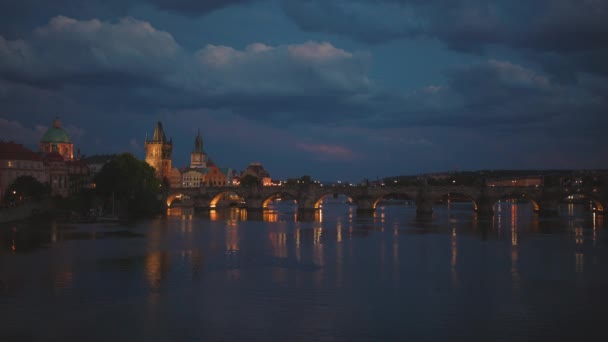 Ландшафт Рекой Влтава Карловым Мостом Праге Чехия Закате — стоковое видео
