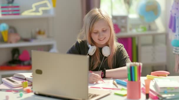 Счастливая Современная Девушка Серой Рубашке Ноутбуком Рабочей Тетрадью Имеющая Онлайн — стоковое видео