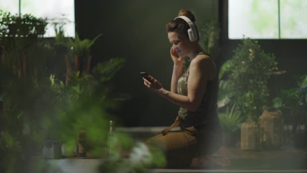 Entspannte Stylische Jährige Frau Mit Kopfhörern Beim Yoga Modernen Grünen — Stockvideo