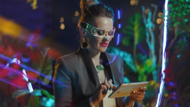 Mulher Negócios Meia Idade Moda Com Óculos Futuristas Tablet Realidade — Vídeo de Stock
