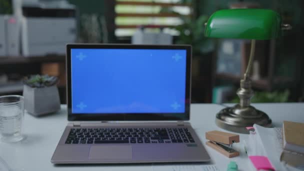 Sabah Modern Ofiste Dizüstü Bilgisayarlı Bir Masa — Stok video