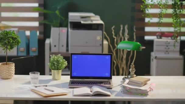 現代のオフィスにノートパソコンとノートブックがあるデスク — ストック動画