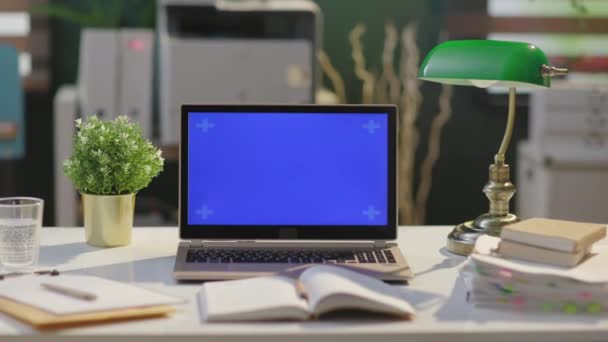 現代のオフィスにノートパソコンとノートパソコンがあるテーブル — ストック動画
