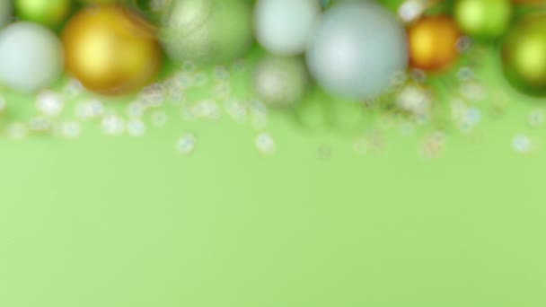 圣诞快乐 绿色背景的圣诞球平铺在地板上 — 图库视频影像