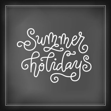 Tahta üzerine beyaz harflerle yaz tatili tebeşirleri.