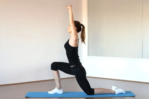 Bella donna che lavora in palestra — Foto Stock