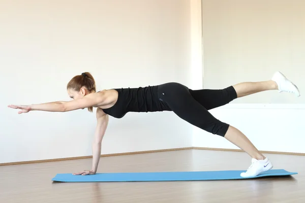 Mooie vrouw uit te werken in de sportschool — Stockfoto