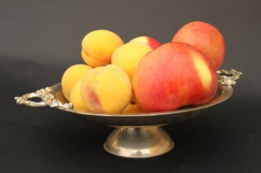 Bir tabak içinde sonbahar meyve