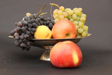 Bir tabak içinde sonbahar meyve