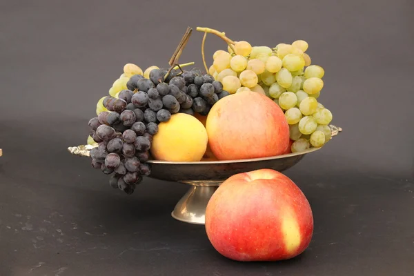 Podzimní plody v misce — Stock fotografie