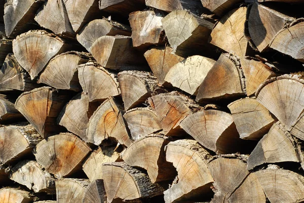 Vieux bois de chauffage empilé — Photo