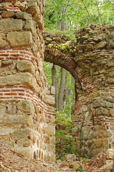 古代ローマ時代の要塞のゲートの破滅 — ストック写真