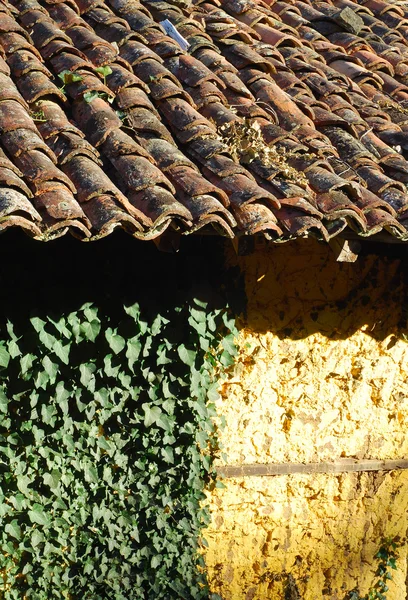 Adobe çerçeve yapı duvar çatı kiremitleri — Stok fotoğraf