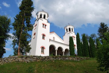 tepe üzerinde beyaz kilise
