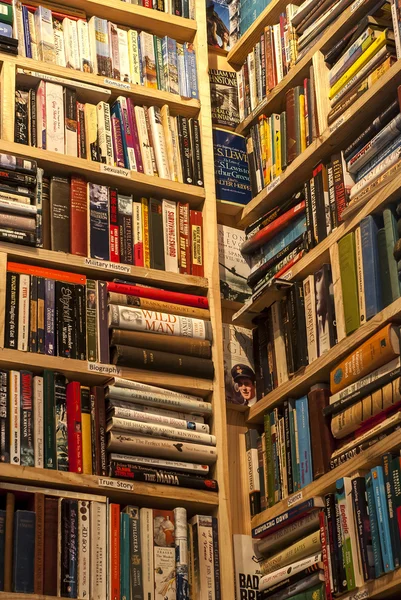 Canto prateleiras de livraria de segunda mão — Fotografia de Stock