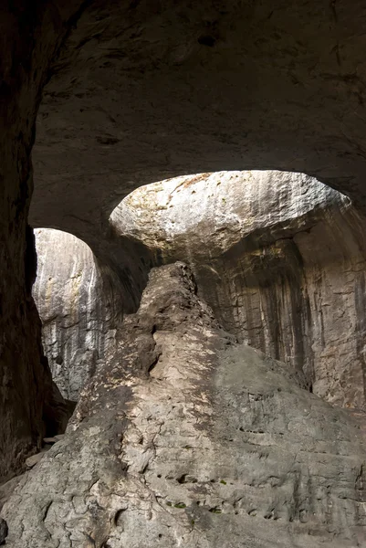 Пещера внутри с отверстиями на потолке — стоковое фото